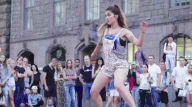 Sokakta break dans yapan kız. Ağır çekim. Kyiv. Ukrayna