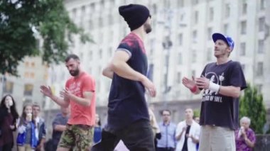 Sokakta break dans yapan bir adam. Ağır çekim. Kyiv. Ukrayna