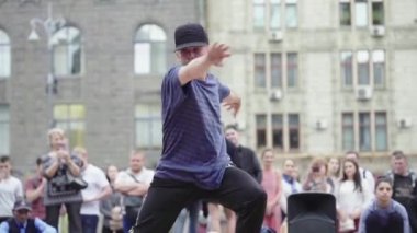 Sokakta break dans yapan bir adam. Ağır çekim. Kyiv. Ukrayna