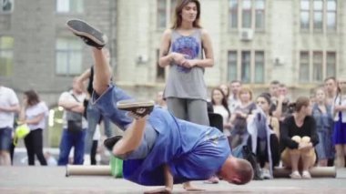 Sokakta break dans yapan bir adam. Ağır çekim. Kyiv. Ukrayna