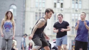 Sokakta break dans yapan bir adam. Ağır çekim. Kyiv. Ukrayna