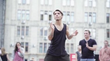 Sokakta break dans yapan bir adam. Ağır çekim. Kyiv. Ukrayna