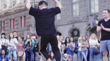 Sokakta break dans yapan bir adam. Ağır çekim. Kyiv. Ukrayna