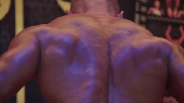 Männlicher Bodybuilder zeigt seinen Körper. Bodybuilding — Stockvideo