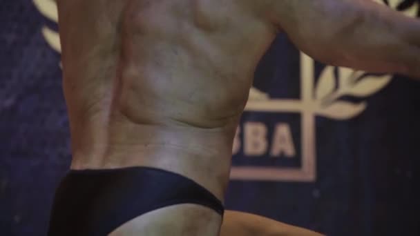 Männlicher Bodybuilder zeigt seinen Körper. Bodybuilding — Stockvideo
