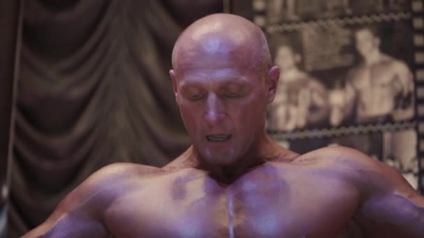 Bodybuilder maschile sta mostrando il suo corpo. Culturismo — Video Stock