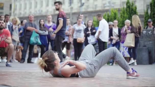 Flicka dansande breakdance på gatan. Sakta i backarna. Kiev. Ukraina — Stockvideo