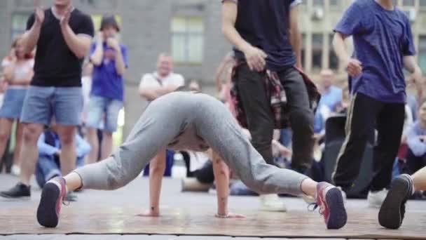 길거리에서 브레이크 댄스를 추는 소녀. 느린 동작. Kyiv. 우크라 이나 — 비디오
