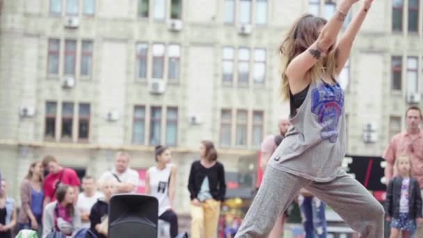 Chica bailando breakdance en la calle. En cámara lenta. Kiev. Ucrania — Vídeo de stock