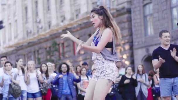 Κορίτσι που χορεύει μπρέικ ντανς στο δρόμο. Αργή κίνηση. Κίεβο. Ουκρανία — Αρχείο Βίντεο