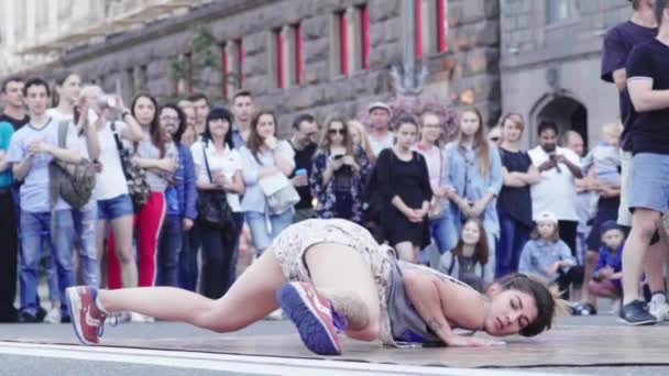 女孩在街上跳霹雳。 慢动作 Kyiv 。 乌克兰 — 图库视频影像