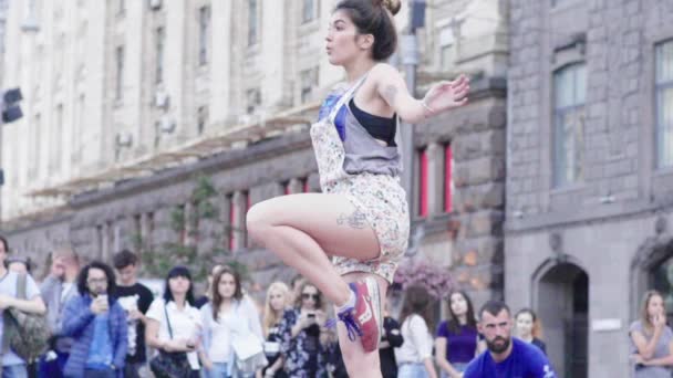 Chica bailando breakdance en la calle. En cámara lenta. Kiev. Ucrania — Vídeo de stock