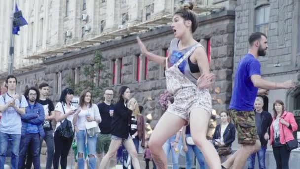 Девушка танцует брейк-данс на улице. Медленное движение. Киев. Украина — стоковое видео
