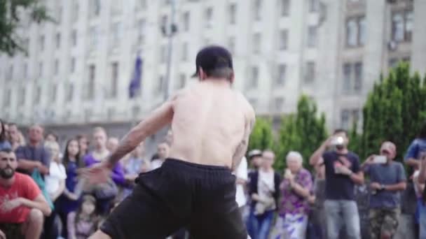 Hombre bailando breakdance en la calle. En cámara lenta. Kiev. Ucrania — Vídeos de Stock