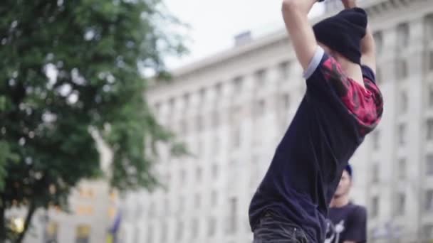 Homem dançando breakdance na rua. Movimento lento. Kiev. Ucrânia — Vídeo de Stock