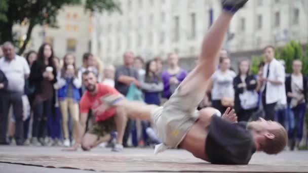 Hombre bailando breakdance en la calle. En cámara lenta. Kiev. Ucrania — Vídeos de Stock