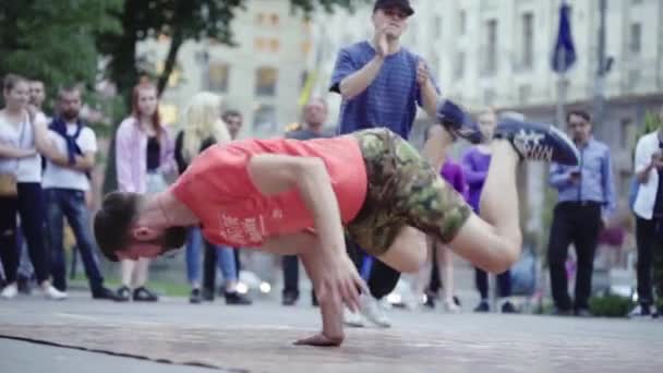 Man dansar breakdance på gatan. Sakta i backarna. Kiev. Ukraina — Stockvideo