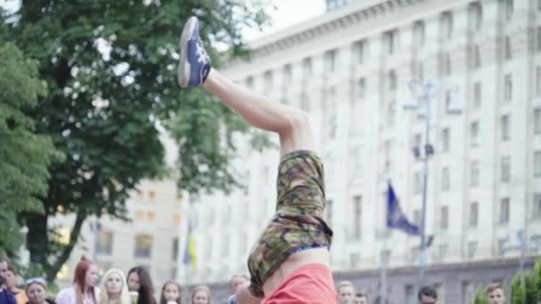 Мужчина танцует брейк-данс на улице. Медленное движение. Киев. Украина — стоковое видео