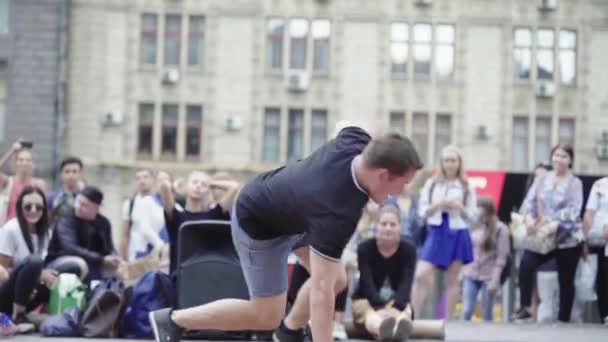 Homem dançando breakdance na rua. Movimento lento. Kiev. Ucrânia — Vídeo de Stock