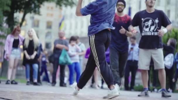 Hombre bailando breakdance en la calle. En cámara lenta. Kiev. Ucrania — Vídeos de Stock