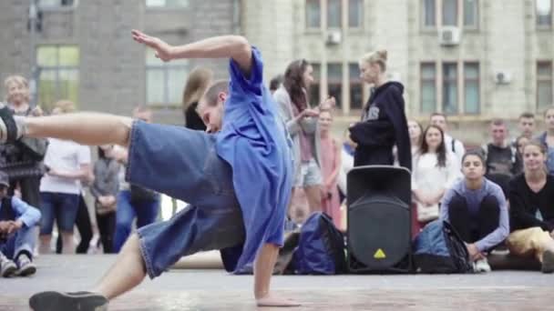 Man dansar breakdance på gatan. Sakta i backarna. Kiev. Ukraina — Stockvideo