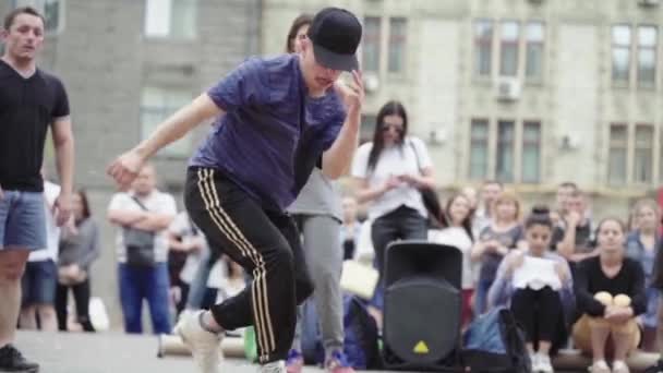 Ένας άνθρωπος που χορεύει μπρέικ ντανς στο δρόμο. Αργή κίνηση. Κίεβο. Ουκρανία — Αρχείο Βίντεο
