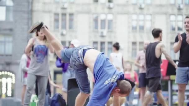 Man dansar breakdance på gatan. Sakta i backarna. Kiev. Ukraina — Stockvideo