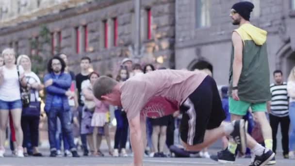 Muž tancující breakdance na ulici. Zpomal. Kyjev. Ukrajina — Stock video