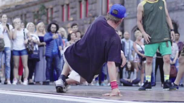 길거리에서 브레이크 댄스를 추는 남자. 느린 동작. Kyiv. 우크라 이나 — 비디오