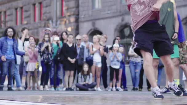 Hombre bailando breakdance en la calle. En cámara lenta. Kiev. Ucrania — Vídeos de Stock