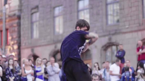 Homem dançando breakdance na rua. Movimento lento. Kiev. Ucrânia — Vídeo de Stock