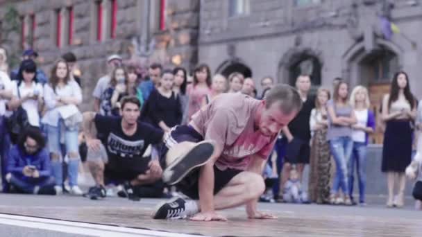 Man dansend breakdance op straat. Langzame beweging. Kiev. Oekraïne — Stockvideo