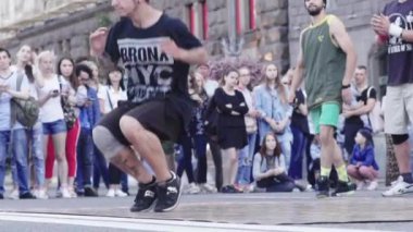Sokakta break dans yapan bir adam. Ağır çekim. Kyiv. Ukrayna