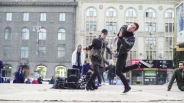 Sokakta break dans yapan bir adam. Ağır çekim. Kyiv. Ukrayna