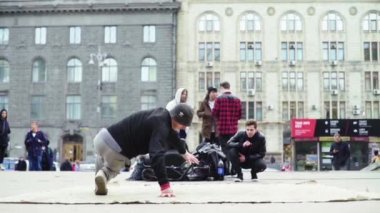 Sokakta break dans yapan bir adam. Ağır çekim. Kyiv. Ukrayna