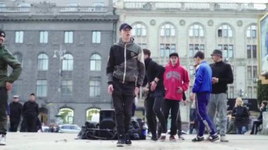 Sokakta break dans yapan bir adam. Ağır çekim. Kyiv. Ukrayna