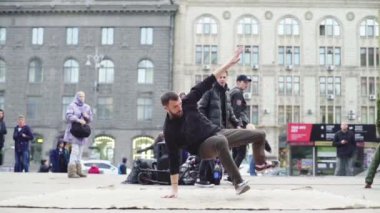 Sokakta break dans yapan bir adam. Ağır çekim. Kyiv. Ukrayna