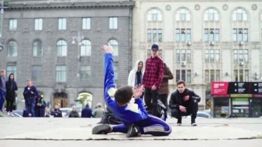 Sokakta break dans yapan bir adam. Ağır çekim. Kyiv. Ukrayna