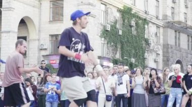Sokakta break dans yapan bir adam. Ağır çekim. Kyiv. Ukrayna
