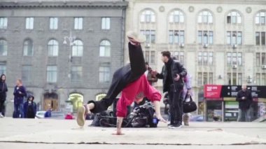 Sokakta break dans yapan bir adam. Ağır çekim. Kyiv. Ukrayna