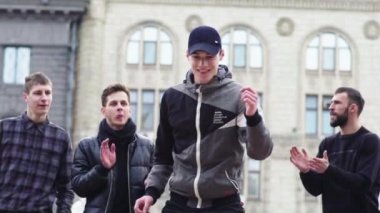 Sokakta break dans yapan bir adam. Ağır çekim. Kyiv. Ukrayna