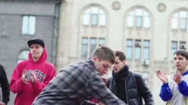 Sokakta break dans yapan bir adam. Ağır çekim. Kyiv. Ukrayna