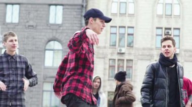 Sokakta break dans yapan bir adam. Ağır çekim. Kyiv. Ukrayna