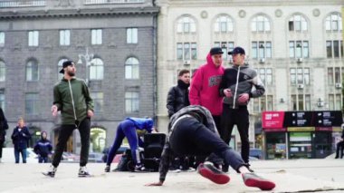 Sokakta break dans yapan bir adam. Ağır çekim. Kyiv. Ukrayna