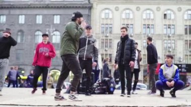 Sokakta break dans yapan bir adam. Ağır çekim. Kyiv. Ukrayna