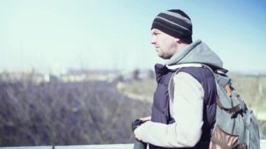 Kameraman fotoğrafçı, elinde kamera DSR 'ıyla şehirde bir tripoda video çekiyor. Kyiv. Ukrayna