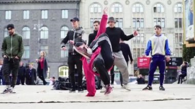 Sokakta break dans yapan bir adam. Ağır çekim. Kyiv. Ukrayna