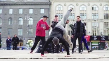 Sokakta break dans yapan bir adam. Ağır çekim. Kyiv. Ukrayna