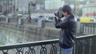 Erkek bir kameraman eski bir Krasnogorsk kamerasıyla video çekiyor. Kyiv. Ukrayna