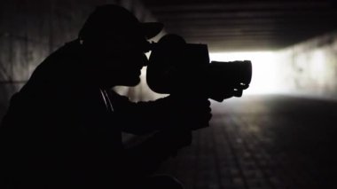Erkek bir kameraman eski bir Krasnogorsk kamerasıyla video çekiyor. Kyiv. Ukrayna